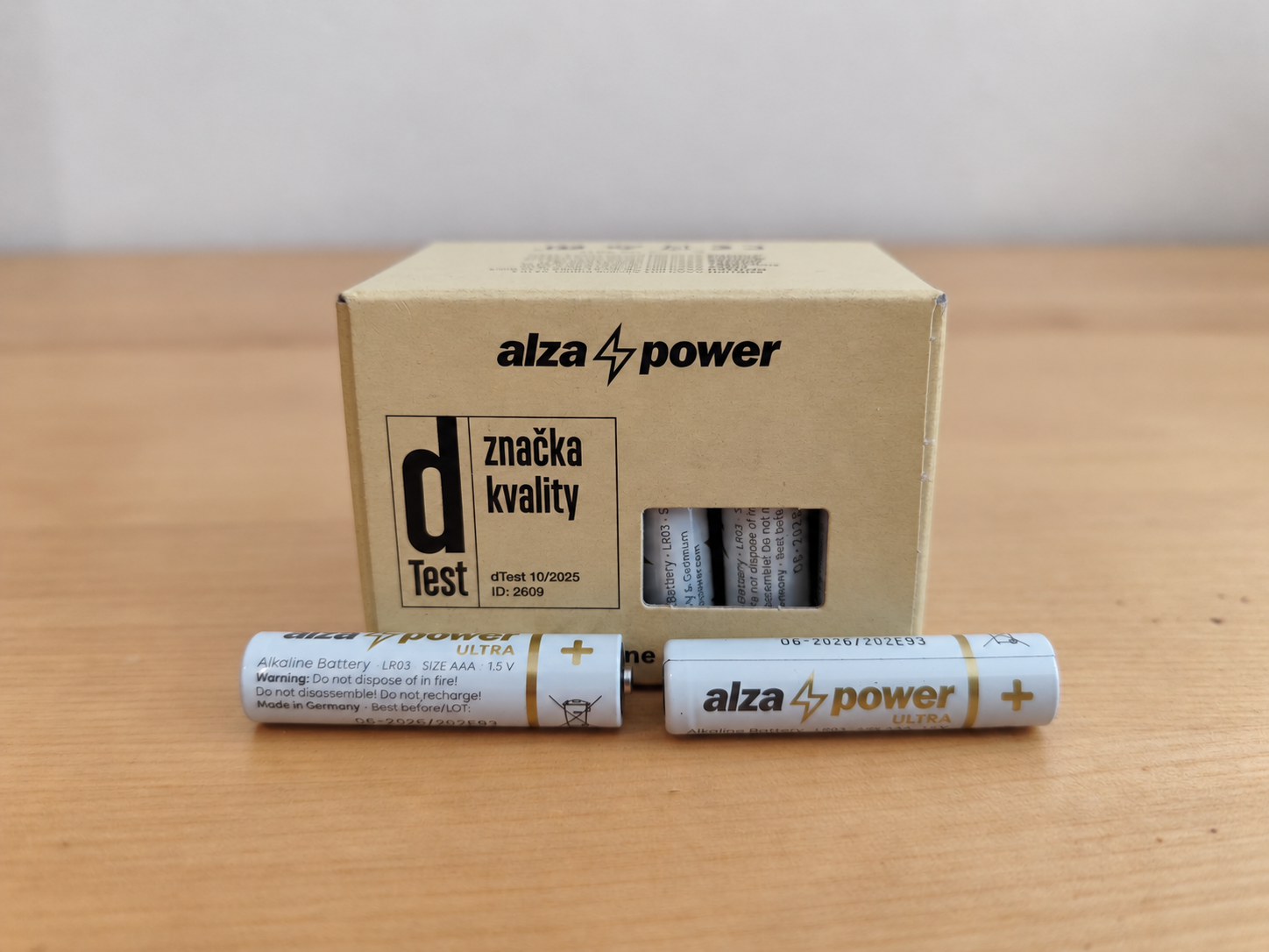 AAA baterie AlzaPower na dřevěném stole