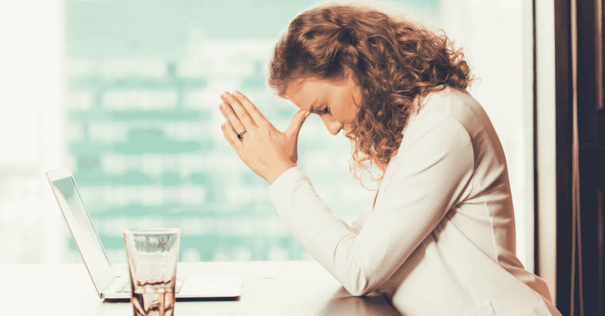 Hluboce zamyšlená žena nad notebookem