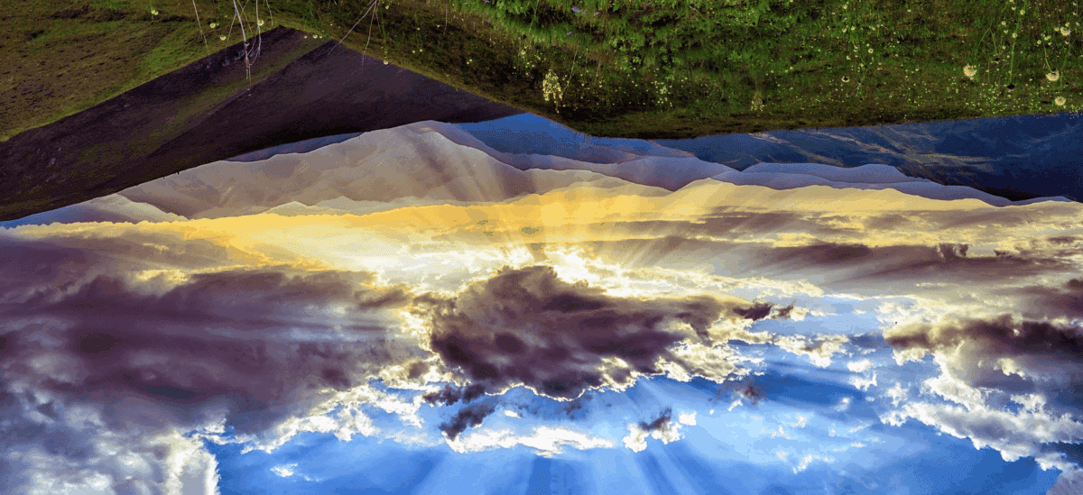 Slunce za mraky vzhůru nohama